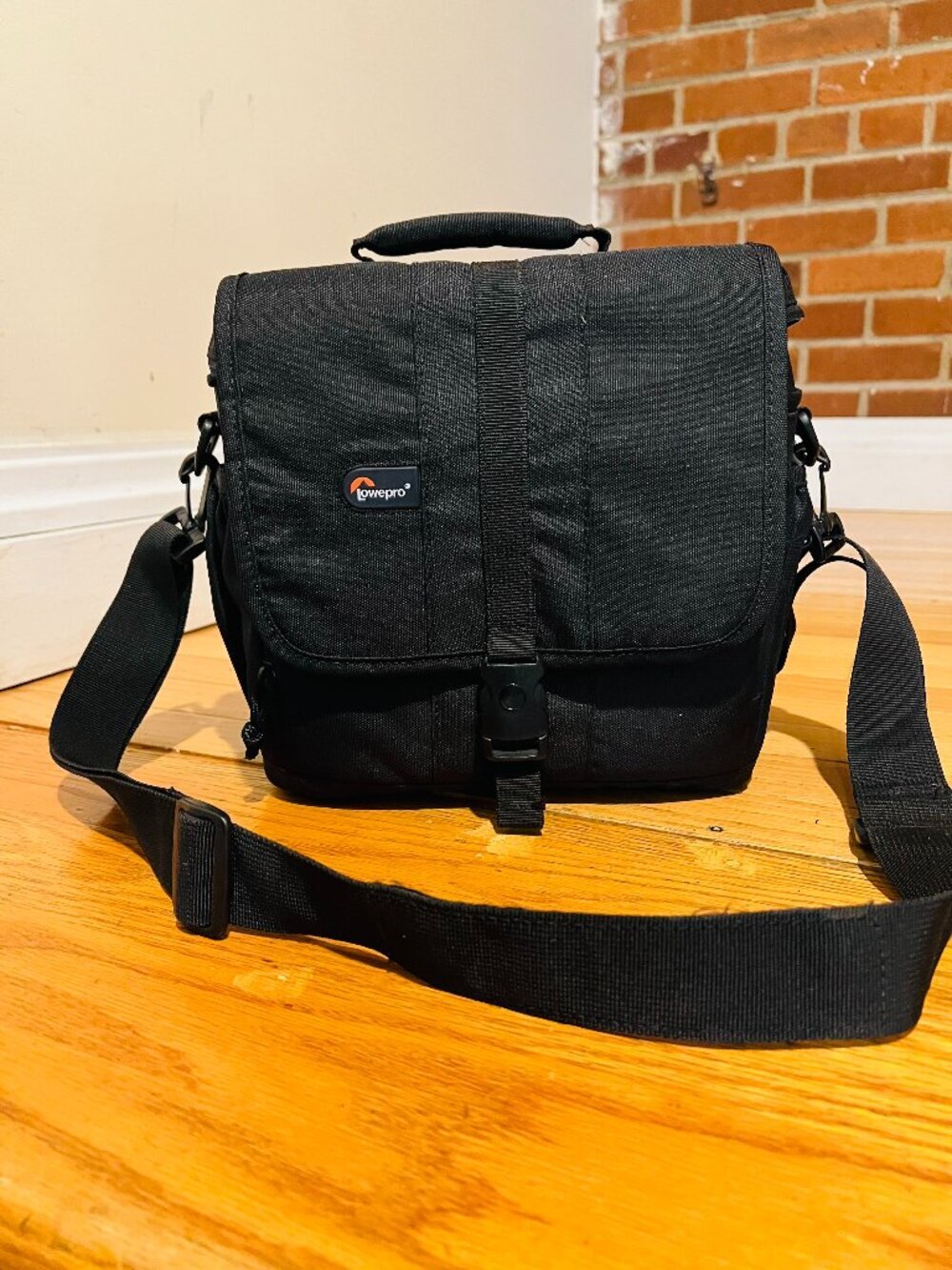 Lowepro Adventura 170 camera shoulder bag featuring a quick-release buckle